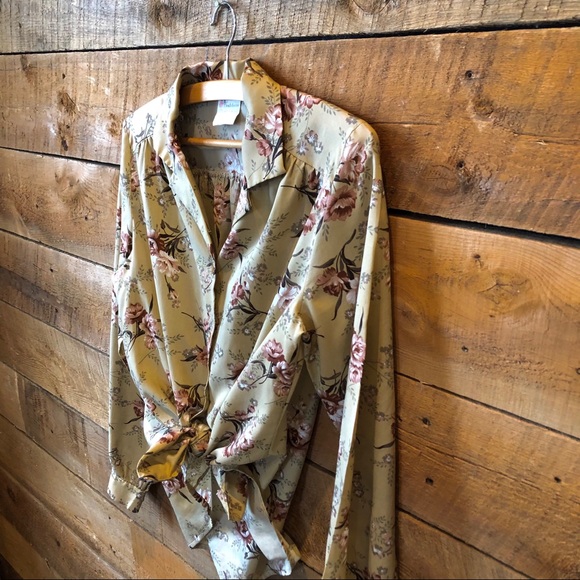Vintage | Floral Print Button-down Blouse - Picture 3 of 10